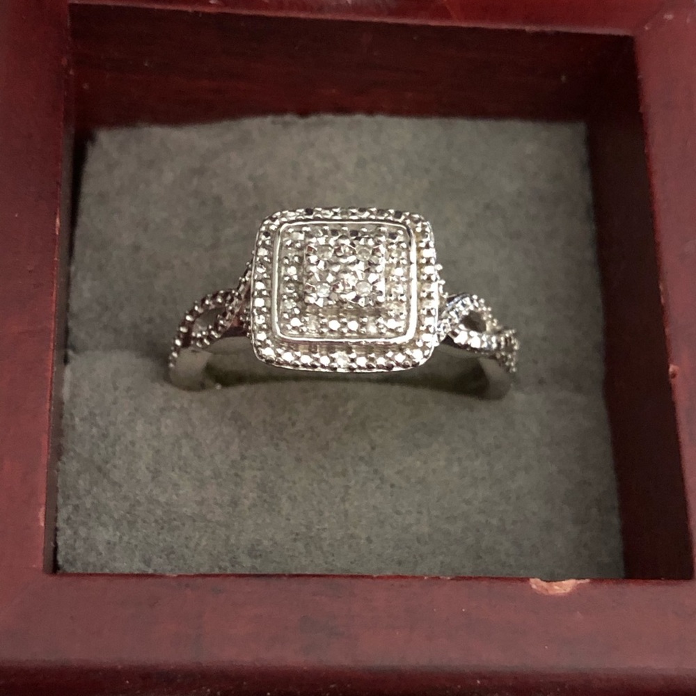 Greatly Reduced! Kays Sterling silver Ring sz 7.